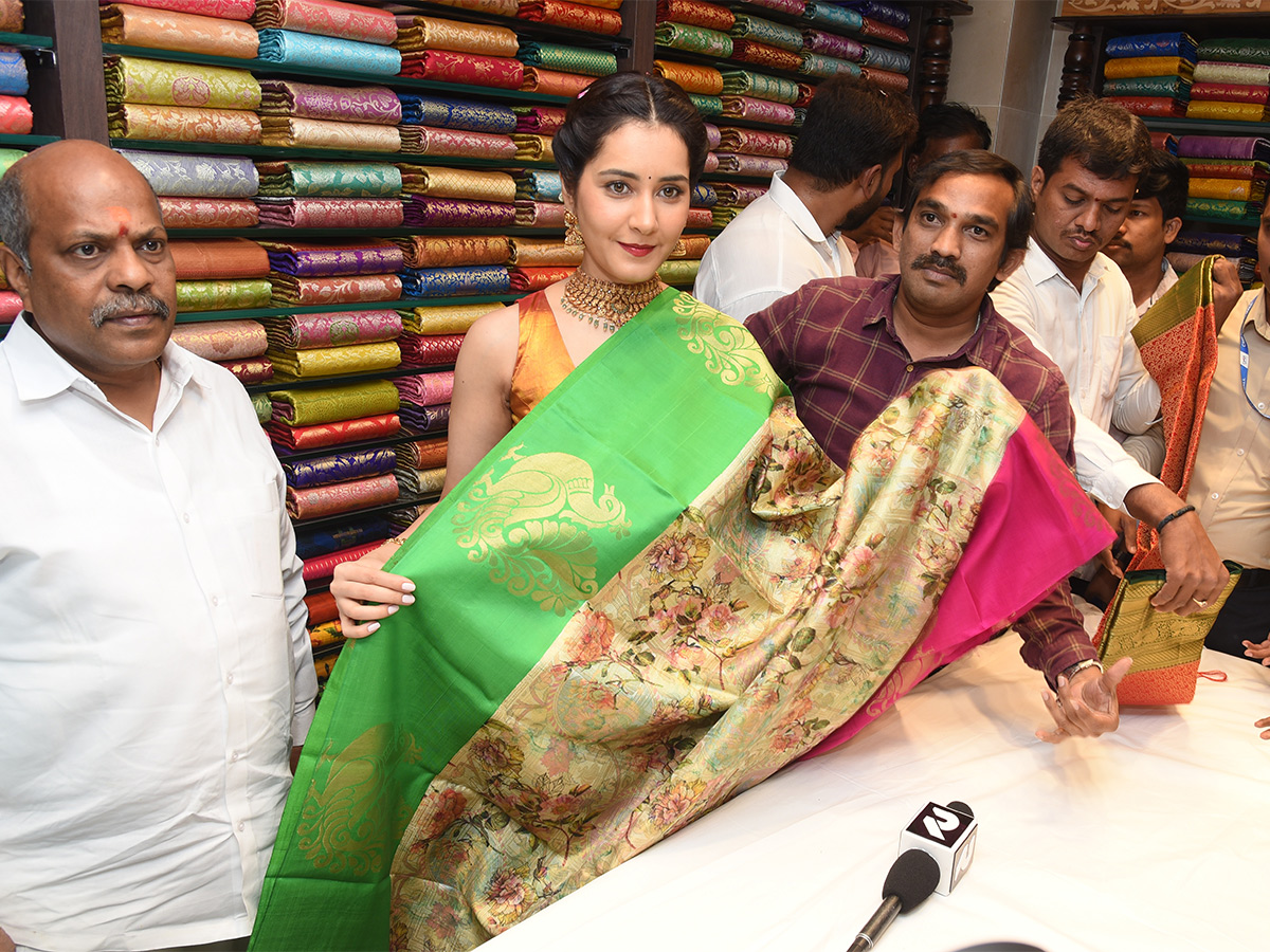 Actress Rashi Khanna Inaugurates CMR Shopping Mall At Hanamkonda - Sakshi6