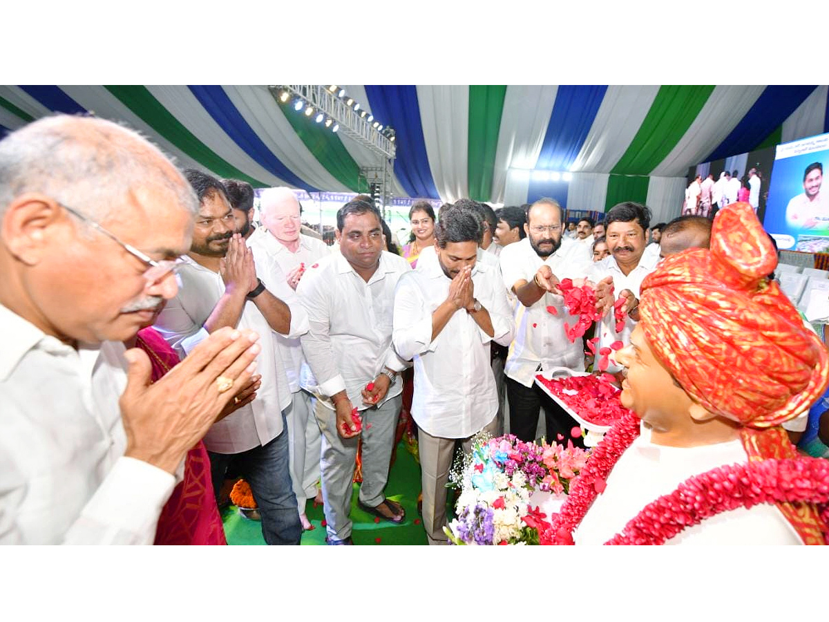 CM Jagan Public Meeting Kakinada Samarlakota Photos Photos - Sakshi18