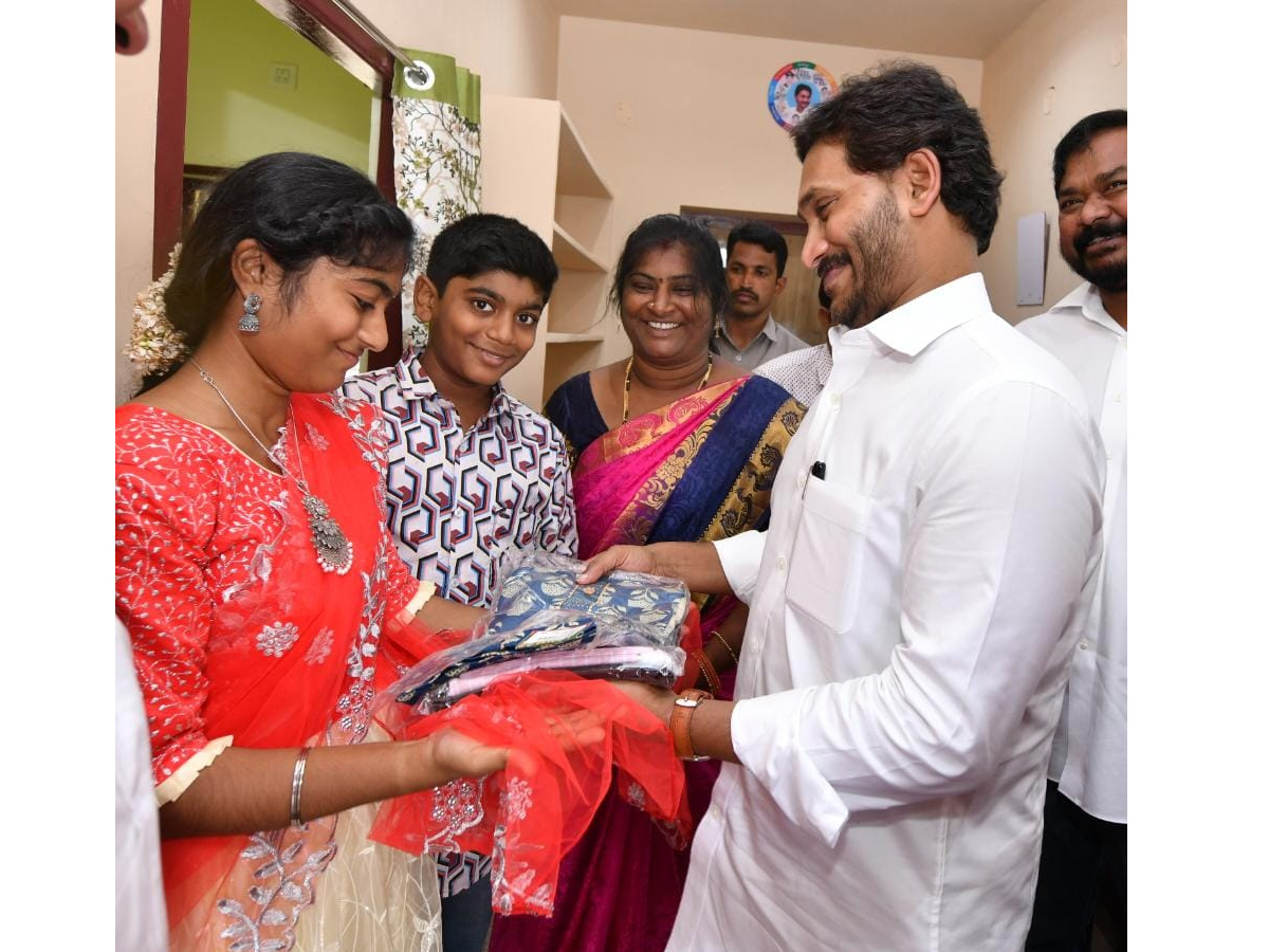 Jagananna Colony House Warming Ceremony Event In Samarlakota, Photos Goes Viral - Sakshi40