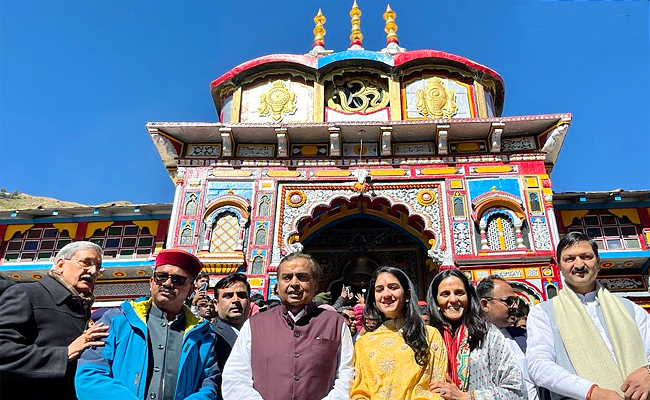 Mukesh Ambani visits Badrinath temple Photos - Sakshi2