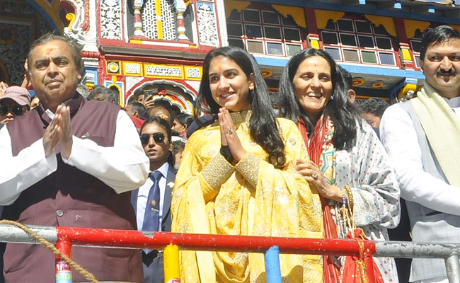 Mukesh Ambani visits Badrinath temple Photos - Sakshi1