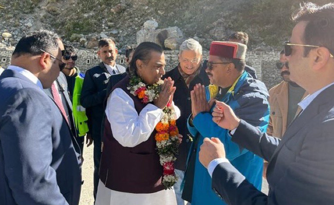 Mukesh Ambani visits Badrinath temple Photos - Sakshi3