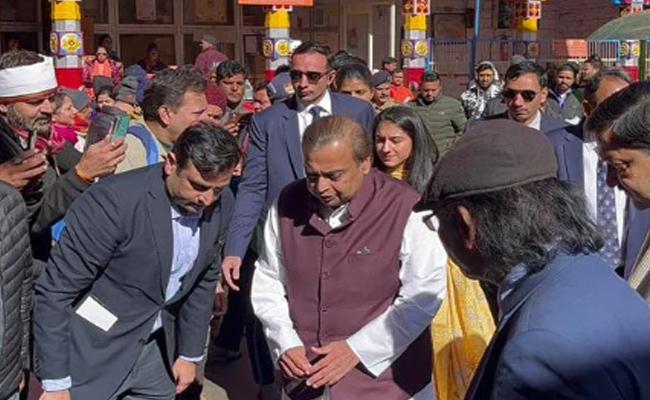 Mukesh Ambani visits Badrinath temple Photos - Sakshi5