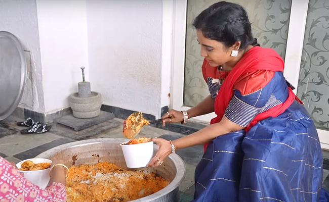 Comedian Ali wife Zubeida distributed biryani packets to the poor People Photos - Sakshi13