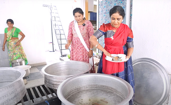 Comedian Ali wife Zubeida distributed biryani packets to the poor People Photos - Sakshi5