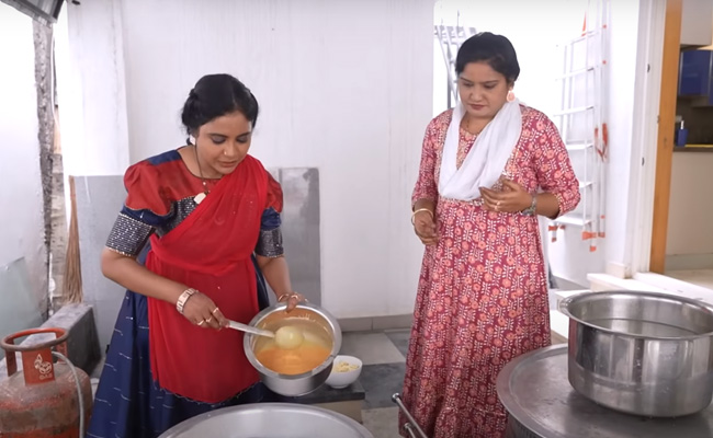 Comedian Ali wife Zubeida distributed biryani packets to the poor People Photos - Sakshi7