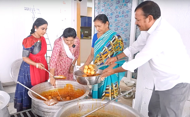 Comedian Ali wife Zubeida distributed biryani packets to the poor People Photos - Sakshi10