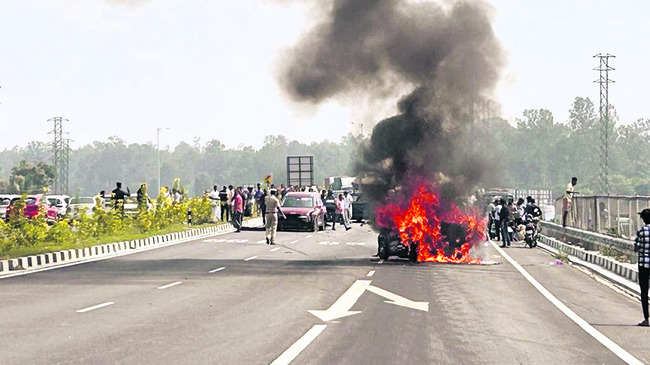 కాలిపోతున్న మరో కారు 2