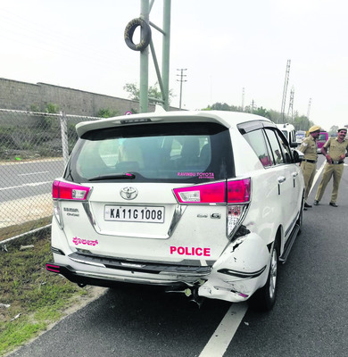 దెబ్బతిన్న జిల్లా ఎస్పీ కారు 1