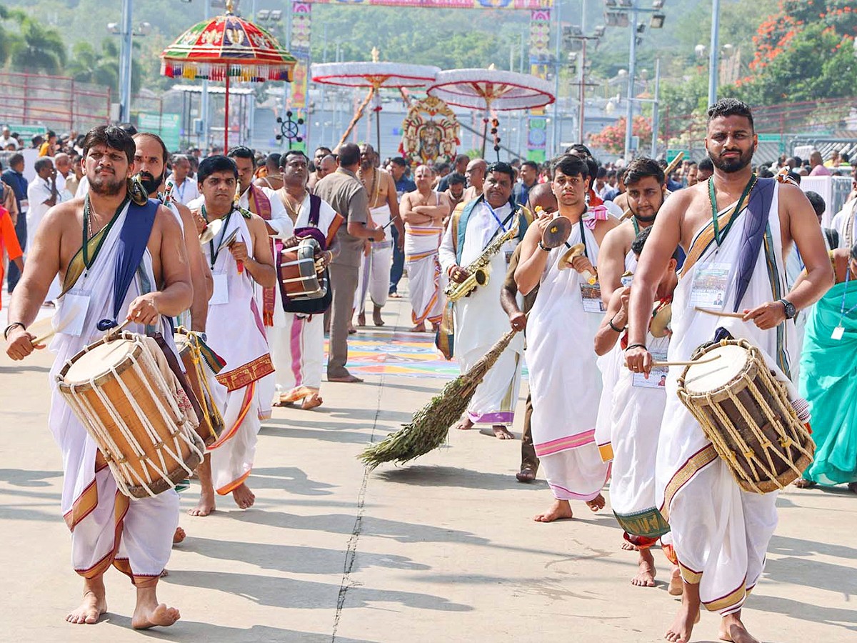 Srivari Navratri Brahmotsavam Golden Tiruchi Utsav - Sakshi18