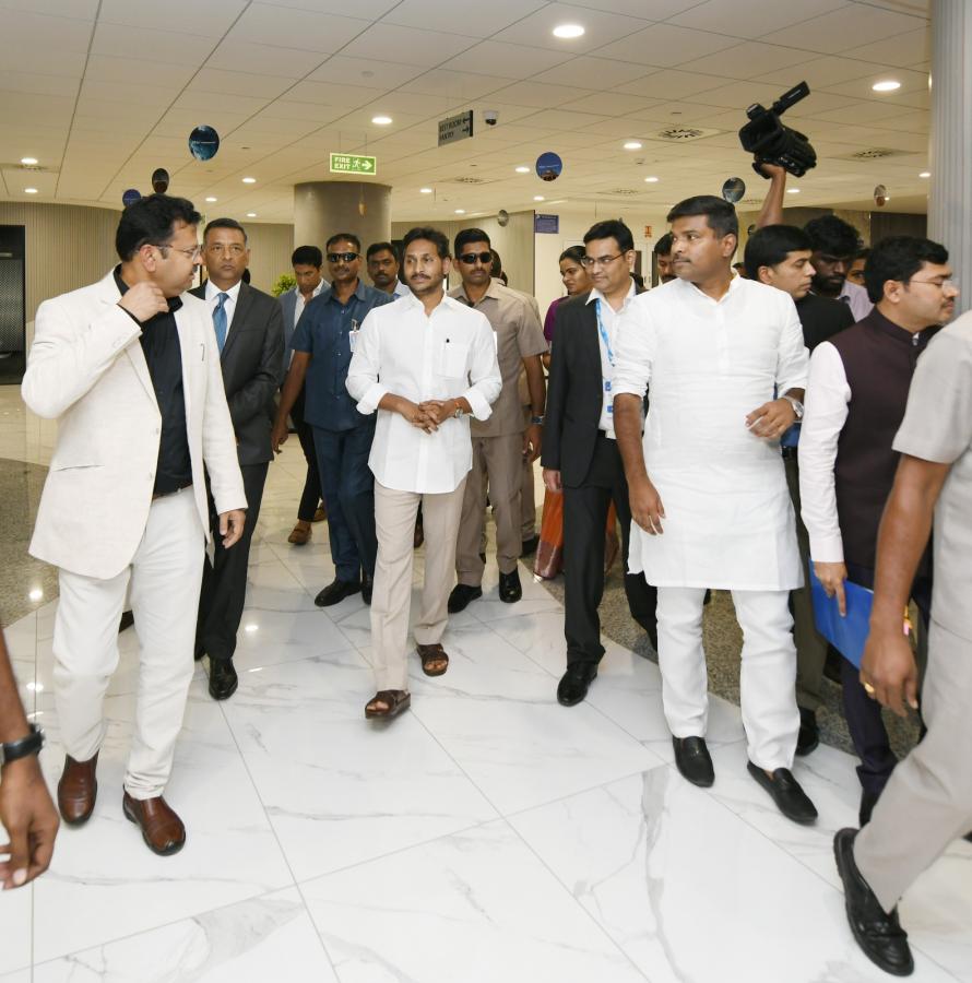 AP CM YS Jagan Vishakapatnam Anakapalle Tour Photos - Sakshi5