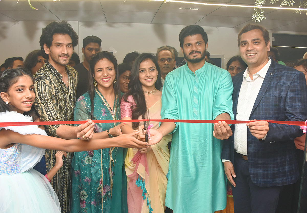 Vaishnavi Chaitanya Actors Anand Devarakonda in kokapet - Sakshi2