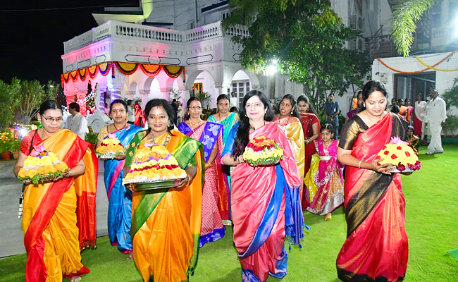 Governor Tamilisai participated in Bathukamma Celebrations at Raj Bhavan Photos - Sakshi6