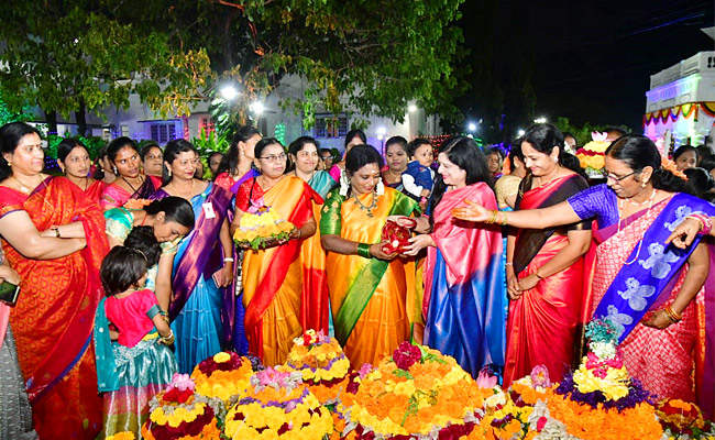 Governor Tamilisai participated in Bathukamma Celebrations at Raj Bhavan Photos - Sakshi7