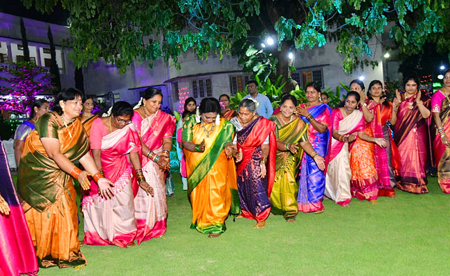 Governor Tamilisai participated in Bathukamma Celebrations at Raj Bhavan Photos - Sakshi12