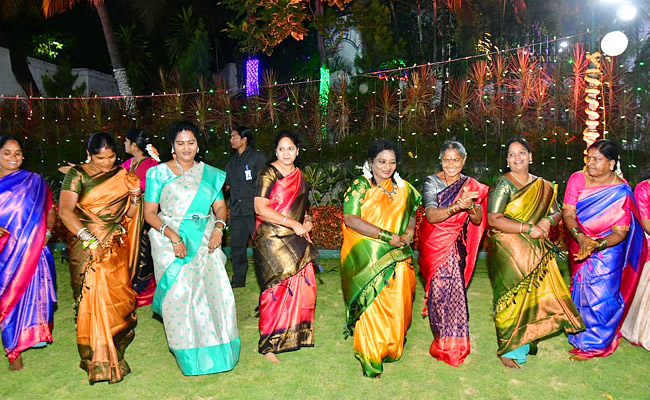 Governor Tamilisai participated in Bathukamma Celebrations at Raj Bhavan Photos - Sakshi14