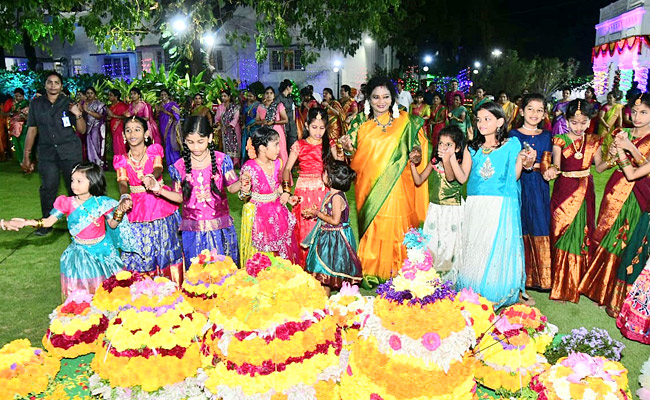 Governor Tamilisai participated in Bathukamma Celebrations at Raj Bhavan Photos - Sakshi15