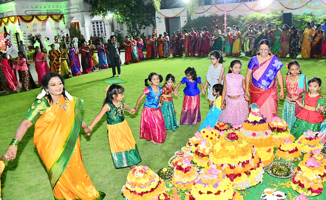 Governor Tamilisai participated in Bathukamma Celebrations at Raj Bhavan Photos - Sakshi16