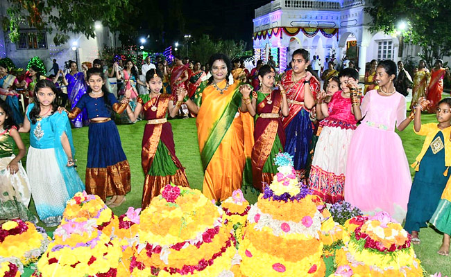 Governor Tamilisai participated in Bathukamma Celebrations at Raj Bhavan Photos - Sakshi17