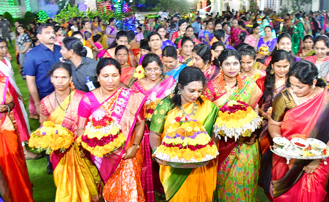 Governor Tamilisai participated in Bathukamma Celebrations at Raj Bhavan Photos - Sakshi18