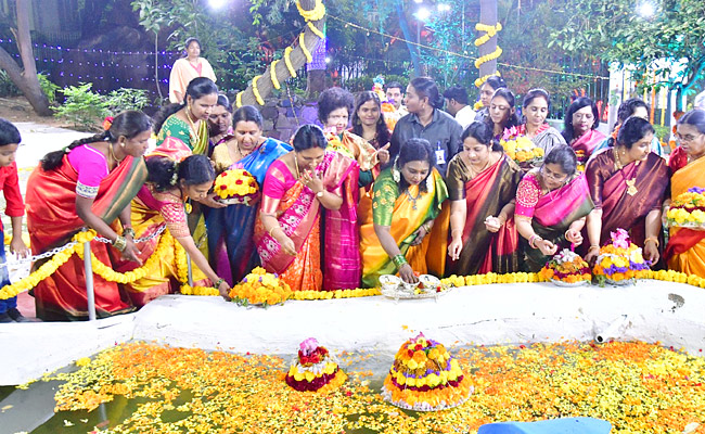 Governor Tamilisai participated in Bathukamma Celebrations at Raj Bhavan Photos - Sakshi19