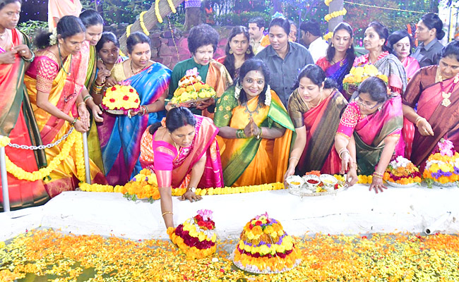 Governor Tamilisai participated in Bathukamma Celebrations at Raj Bhavan Photos - Sakshi20