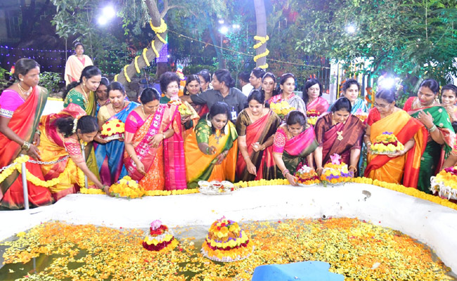 Governor Tamilisai participated in Bathukamma Celebrations at Raj Bhavan Photos - Sakshi21