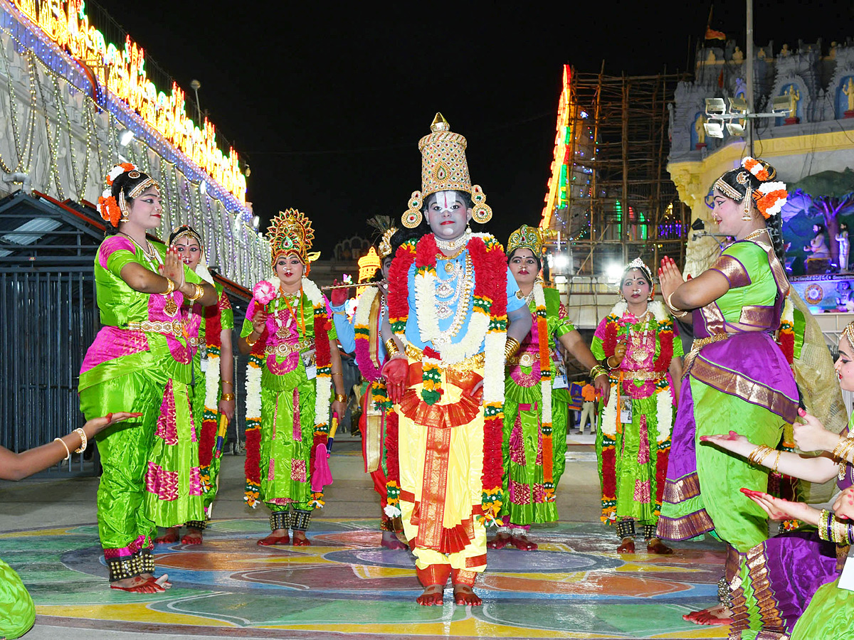 Tirumala Srivari Navaratri Brahmotsavam 2023 - muthyapu pandiri vahanam Photos - Sakshi20