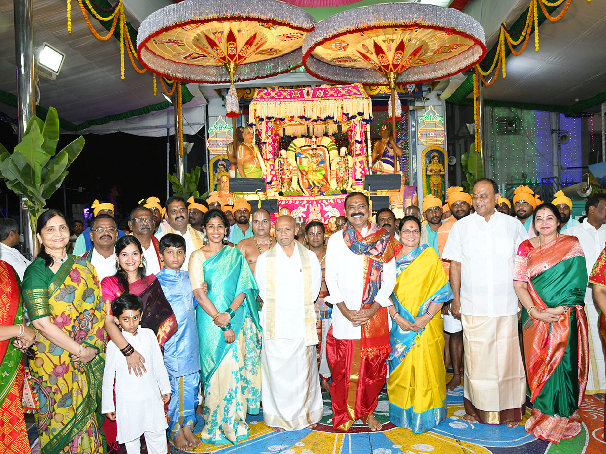 Tirumala Srivari Navaratri Brahmotsavam 2023 - muthyapu pandiri vahanam Photos - Sakshi2