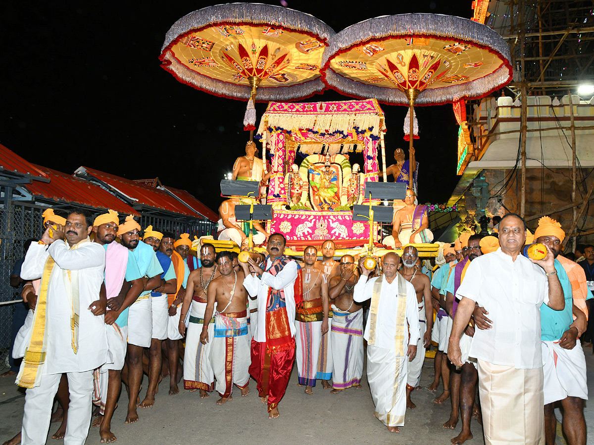 Tirumala Srivari Navaratri Brahmotsavam 2023 - muthyapu pandiri vahanam Photos - Sakshi3