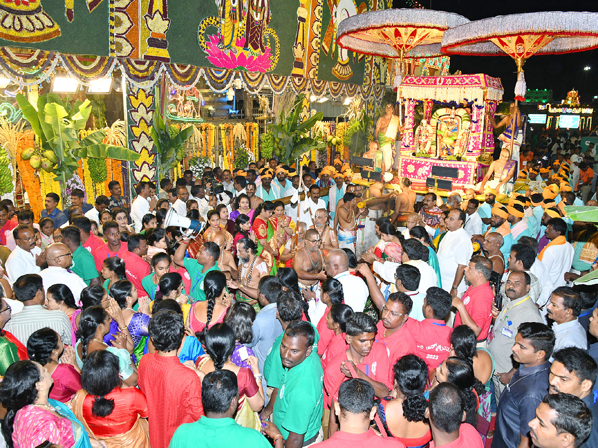 Tirumala Srivari Navaratri Brahmotsavam 2023 - muthyapu pandiri vahanam Photos - Sakshi1