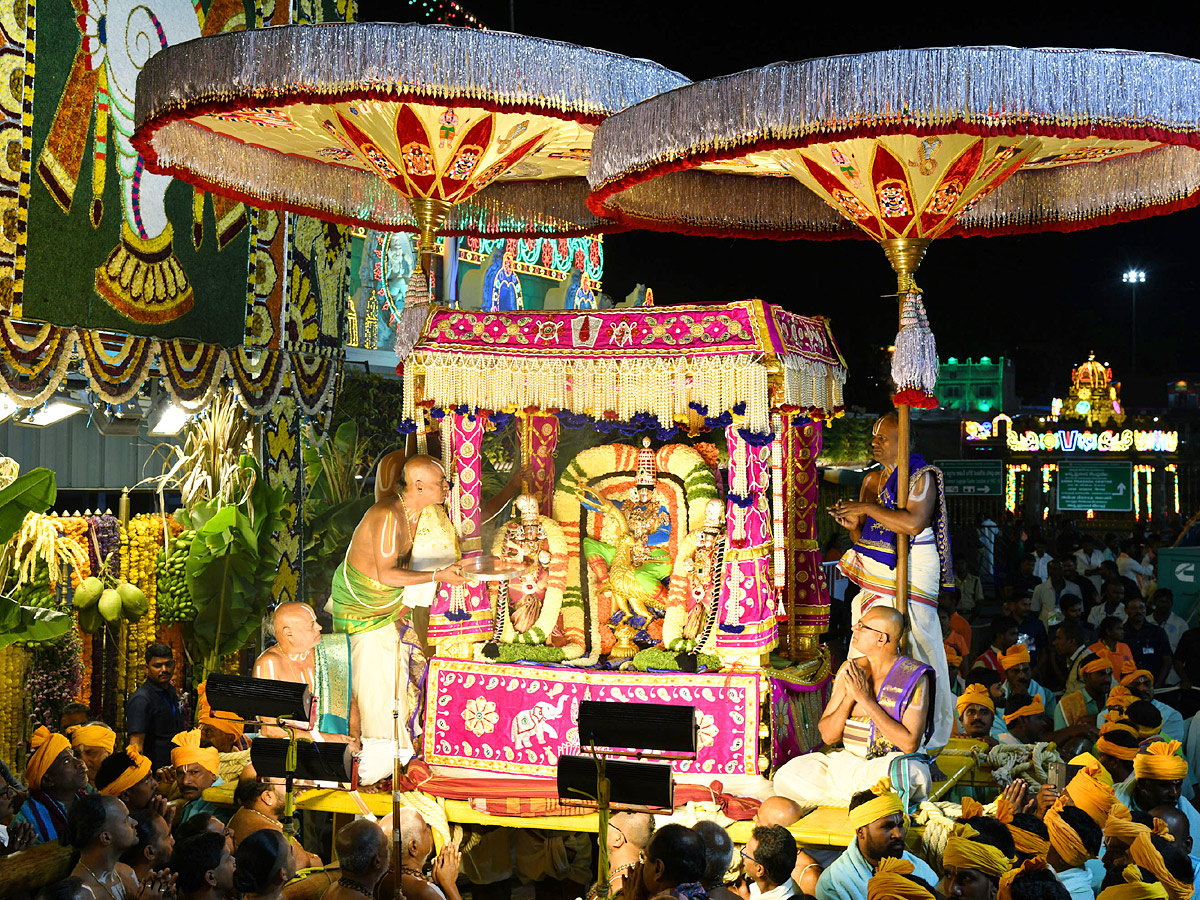 Tirumala Srivari Navaratri Brahmotsavam 2023 - muthyapu pandiri vahanam Photos - Sakshi5