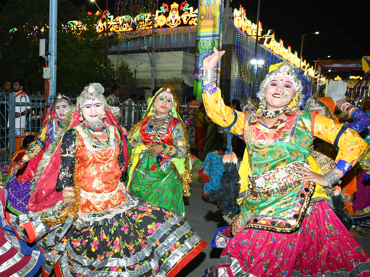 Tirumala Srivari Navaratri Brahmotsavam 2023 - muthyapu pandiri vahanam Photos - Sakshi12