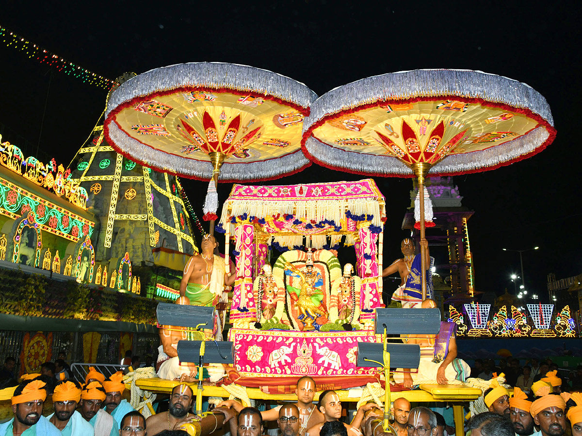 Tirumala Srivari Navaratri Brahmotsavam 2023 - muthyapu pandiri vahanam Photos - Sakshi9