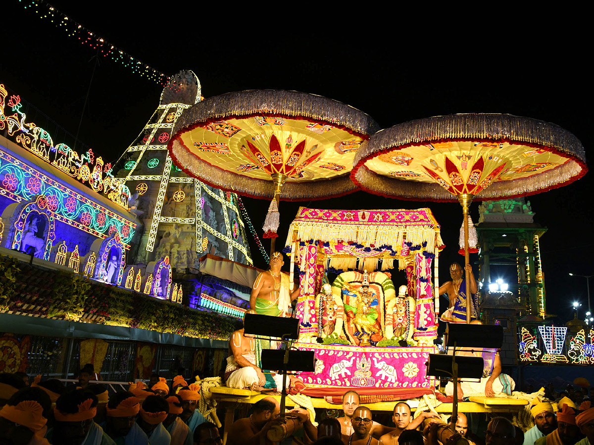 Tirumala Srivari Navaratri Brahmotsavam 2023 - muthyapu pandiri vahanam Photos - Sakshi10