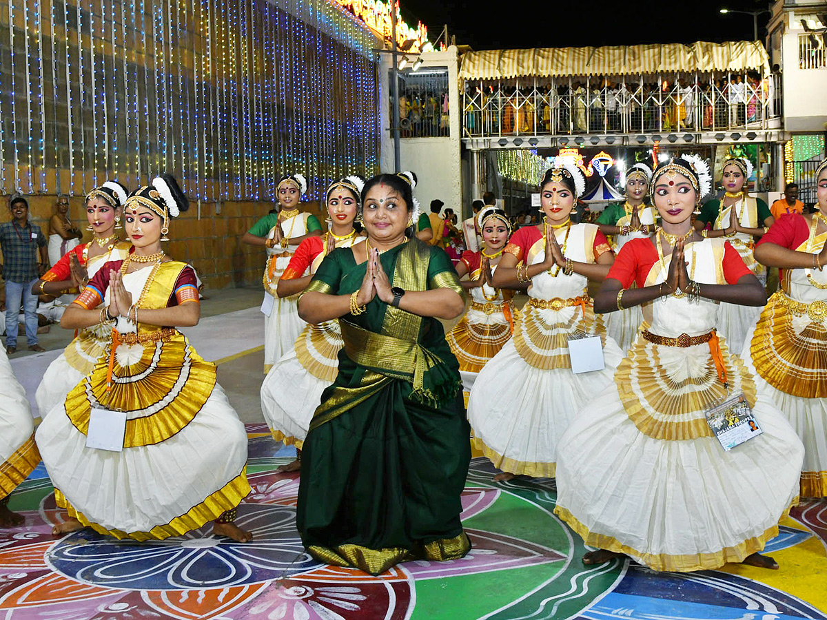 Tirumala Srivari Navaratri Brahmotsavam 2023 - muthyapu pandiri vahanam Photos - Sakshi14