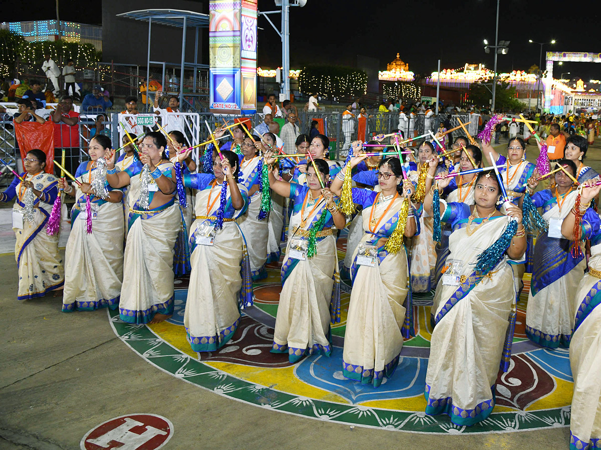 Tirumala Srivari Navaratri Brahmotsavam 2023 - muthyapu pandiri vahanam Photos - Sakshi17