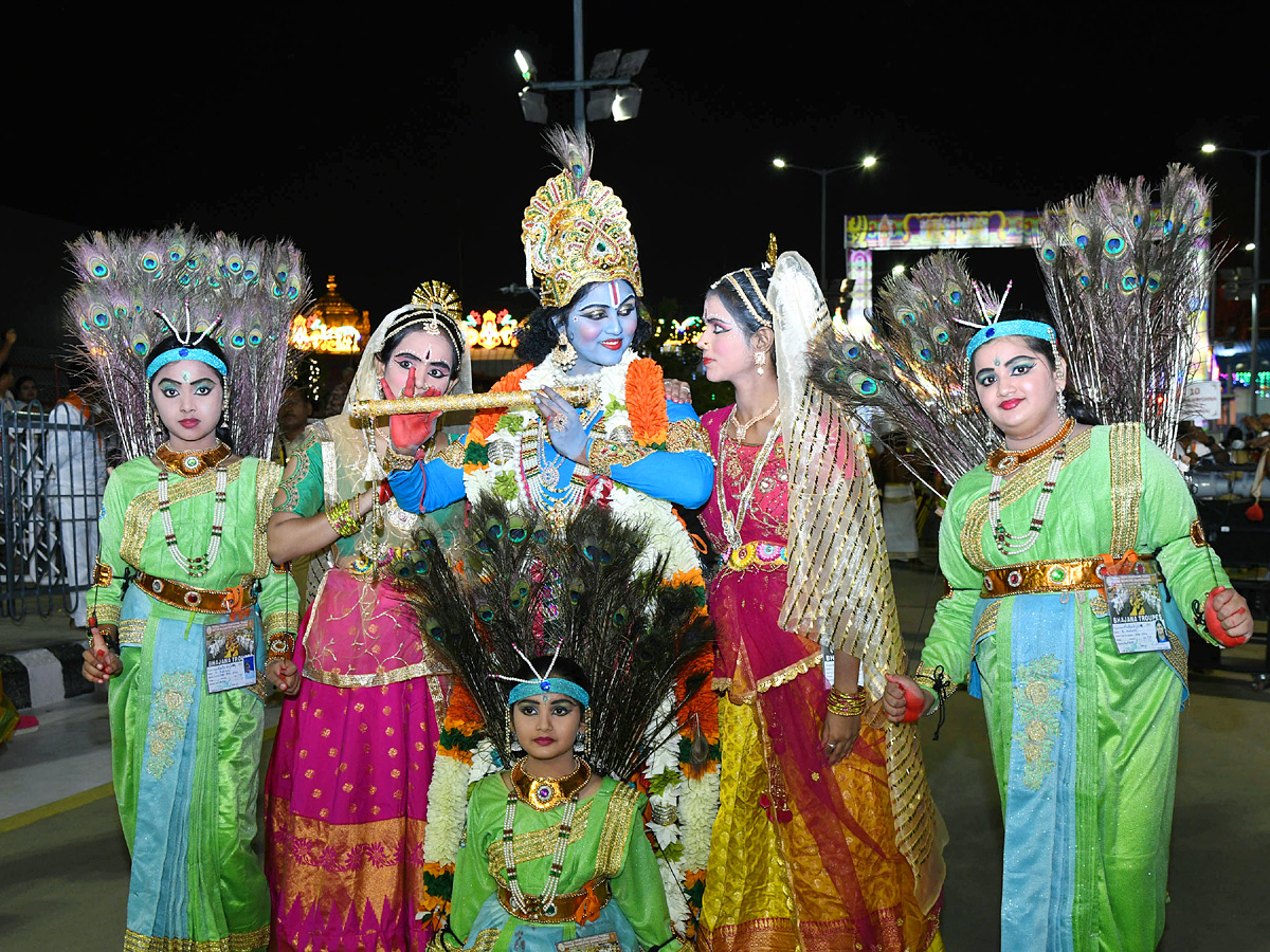 Tirumala Srivari Navaratri Brahmotsavam 2023 - muthyapu pandiri vahanam Photos - Sakshi18