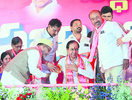 సీఎం కేసీఆర్‌ చేతికి దట్టీ కడుతున్న ముస్లిం సోదరుడు  5