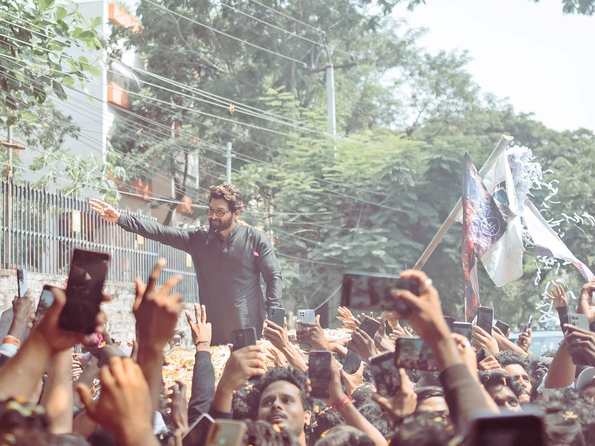 Allu Arjun Receives Grand Welcome From Fans For Bringing Home National Award photos - Sakshi4