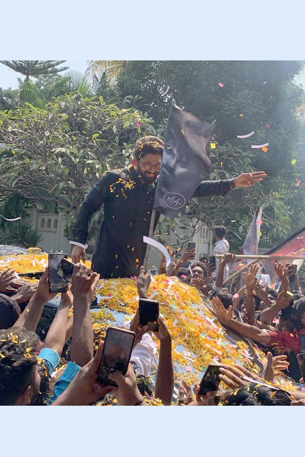 Allu Arjun Receives Grand Welcome From Fans For Bringing Home National Award photos - Sakshi7