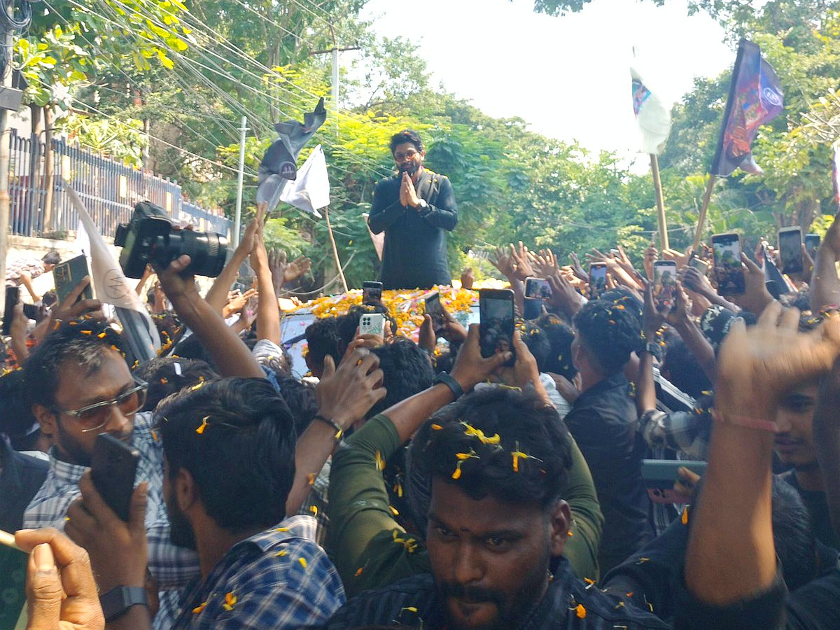 Allu Arjun Receives Grand Welcome From Fans For Bringing Home National Award photos - Sakshi8