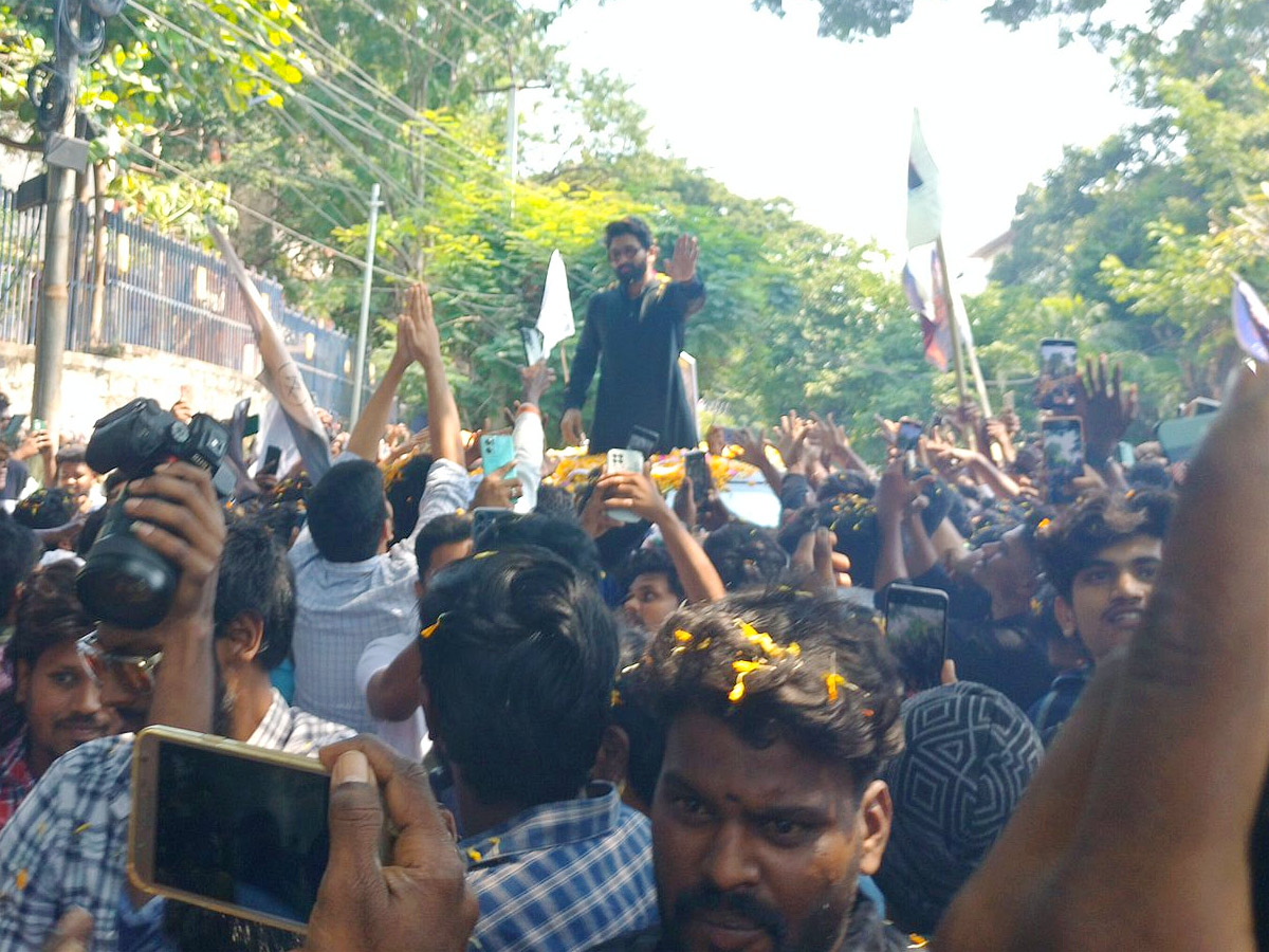 Allu Arjun Receives Grand Welcome From Fans For Bringing Home National Award photos - Sakshi9