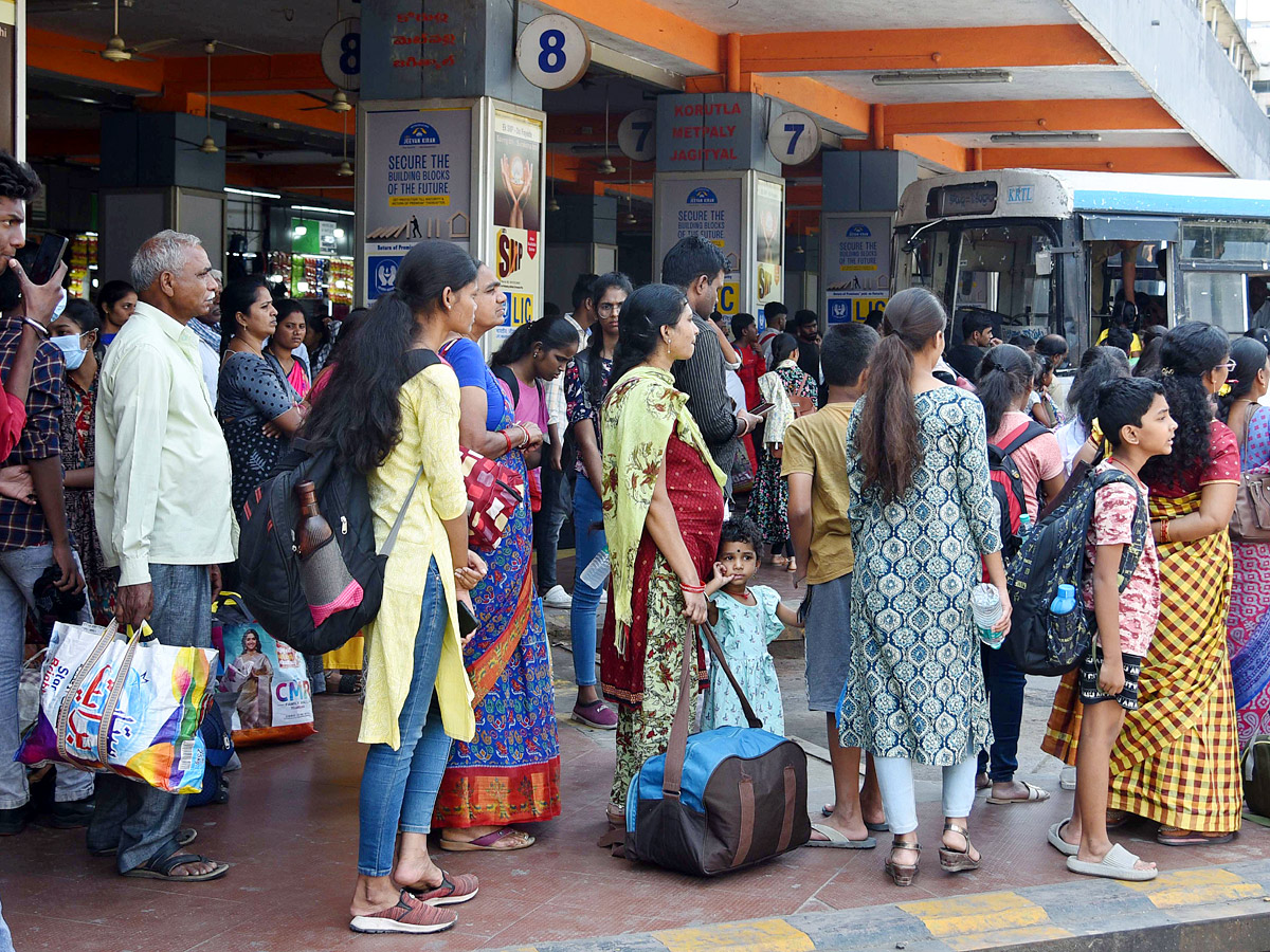 Huge Rush In Bus Stands Occasion Of Bathukamma ANd Dussehra Festival Photos - Sakshi2