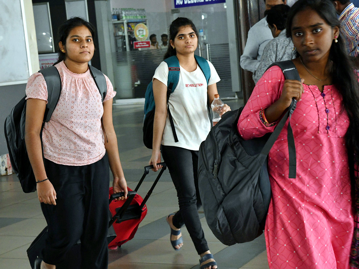 Huge Rush In Bus Stands Occasion Of Bathukamma ANd Dussehra Festival Photos - Sakshi13