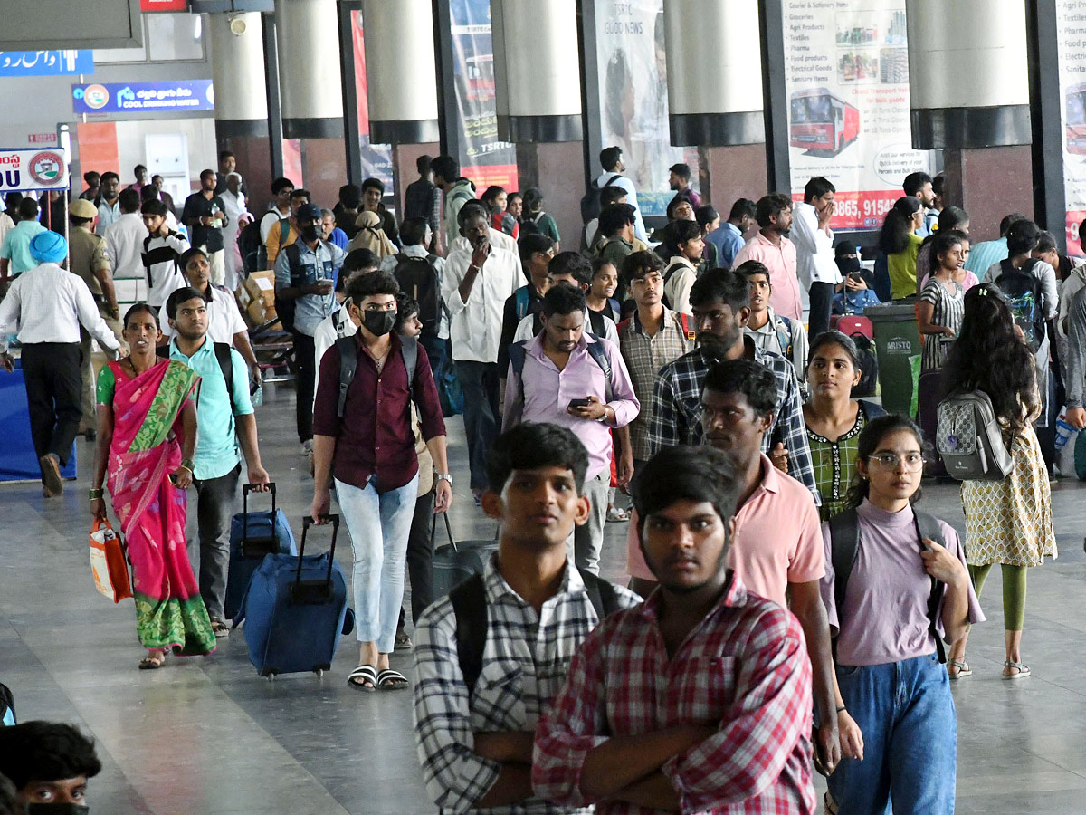 Huge Rush In Bus Stands Occasion Of Bathukamma ANd Dussehra Festival Photos - Sakshi15