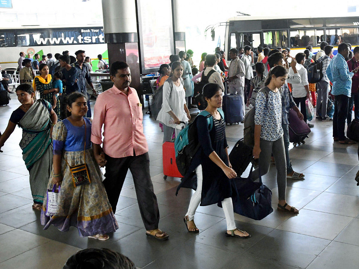 Huge Rush In Bus Stands Occasion Of Bathukamma ANd Dussehra Festival Photos - Sakshi17