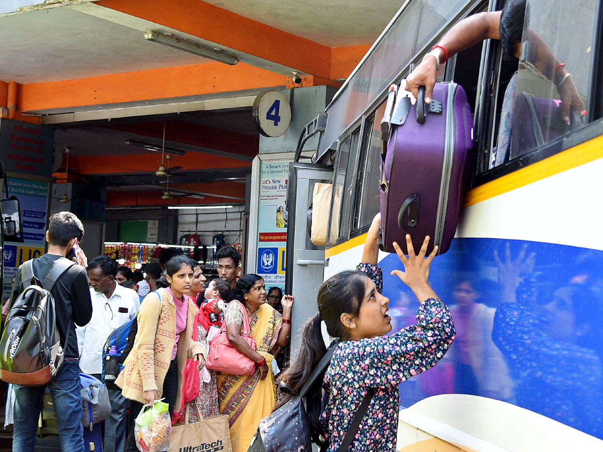 Huge Rush In Bus Stands Occasion Of Bathukamma ANd Dussehra Festival Photos - Sakshi3