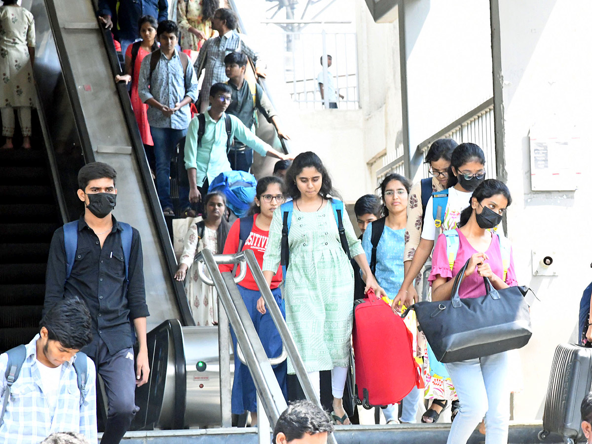 Huge Rush In Bus Stands Occasion Of Bathukamma ANd Dussehra Festival Photos - Sakshi21