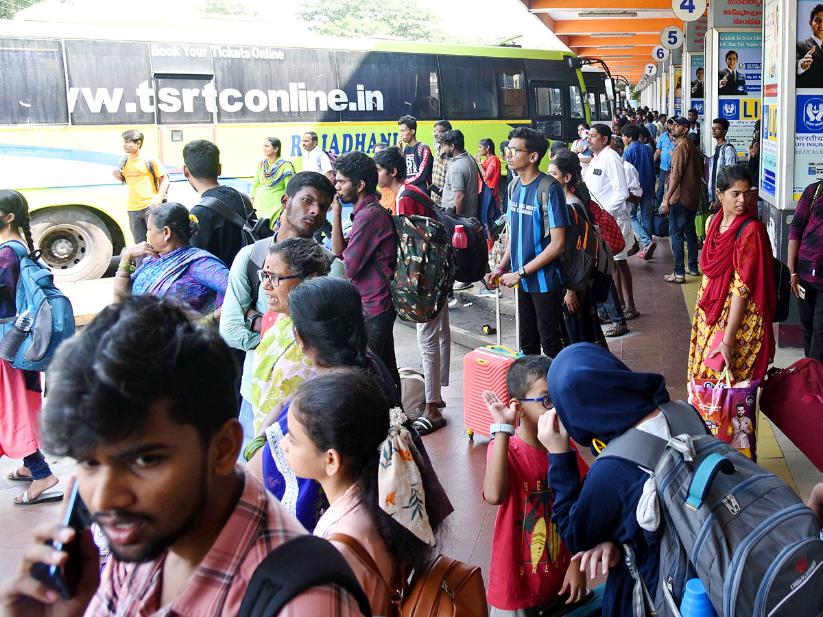 Huge Rush In Bus Stands Occasion Of Bathukamma ANd Dussehra Festival Photos - Sakshi4